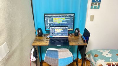 モニタとスピーカ完備。
macbook Proはオプションでお使いいただけます。（ノートPC持ち込み推奨）
 - ひとりRecスタジオ２の室内の写真