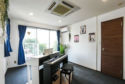 NEWOPNEN！YAMAHAクラビノーバ白×CASIOプリヴィア黒、本格電子ピアノ2台完備！理想のピアノ練習が叶う専用スペース - Studio LOKU PIANOROOM