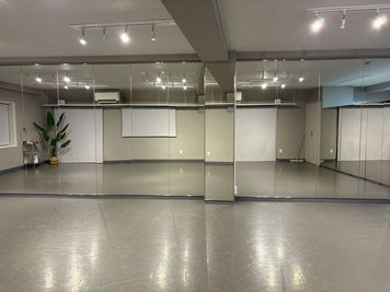 右面も鏡あり - studio NOBLE 東伏見駅　レンタルスタジオの室内の写真