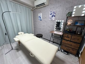 レイアウト変更でマッサージ施術も可能です。
ただし、基本が会議形式のため、施術レイアウト変更で約15分、会議形式に戻す時間を約15分を想定してください。 - ルミナスペース船橋本町店 レンタルスペース（会議・サロン）の室内の写真