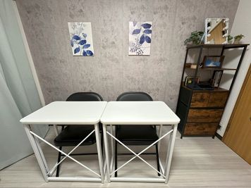 レイアウト変更で動画撮影も可能です。 - ルミナスペース船橋本町店 レンタルスペース（会議:メイン・サロン:サブ）の室内の写真