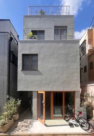 集合住宅1階の道路に面したガラス張りのスペースです！ - toritor （通リ通ル） トオリノハナレの外観の写真