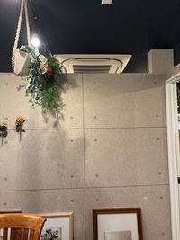 壁の上に空間があるため、完全個室ではありません事をご了承ください。 - アイデスク横浜自習室 広目の4人用テーブル 横浜駅5分の室内の写真