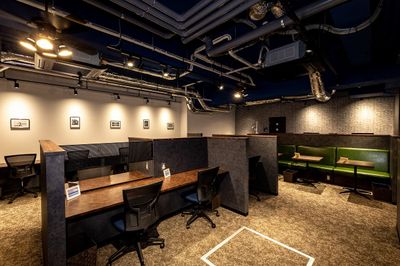 同フロアには開放的なコワーキングスペースも♪ - BIZcomfort横浜元町 6名用会議室の室内の写真