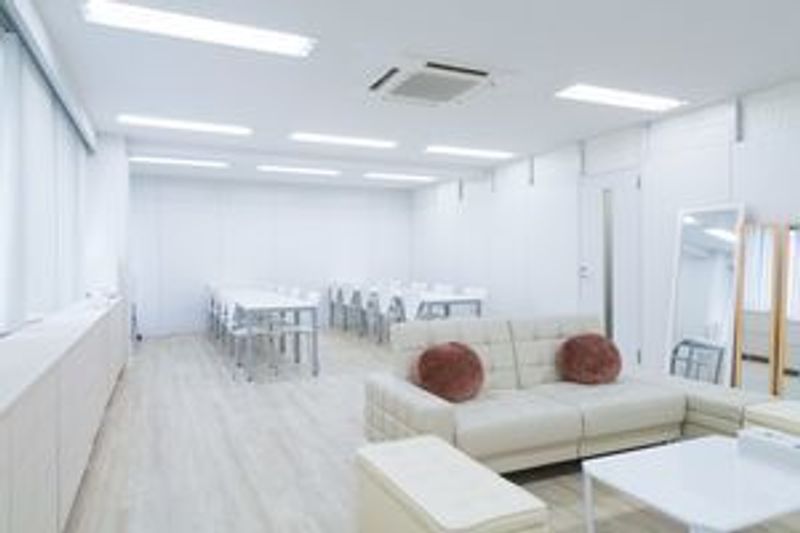 白で統一された清潔感のある空間 - トキラルームの室内の写真