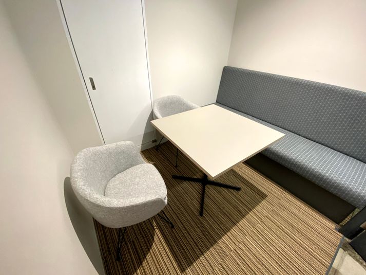 【3人部屋】ホワイトボードあります。 - ATOMica宮崎 貸し会議室【3人部屋】の室内の写真