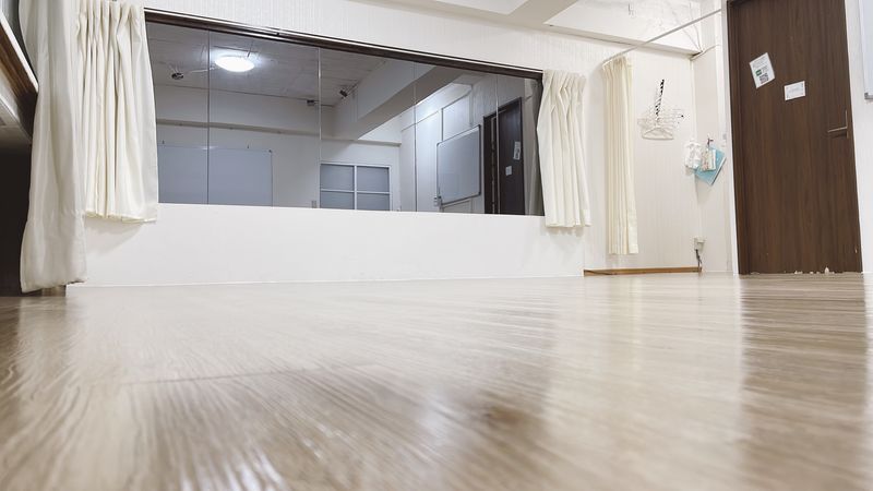 フローリングの床に全身を見ることができるのでダンスやトレーニングに最適です - アズスタイル_半蔵門 🌈スタジオ・セミナーに最適スペース！の室内の写真