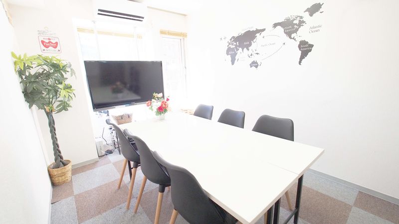 横浜のレンタルスペース - 【BASE】横浜の格安貸し会議室 WiFi大型モニタホワイトボードの室内の写真
