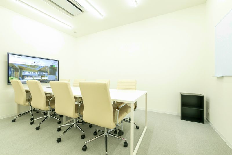 完全個室の8名用会議室です。 - BIZcomfort名古屋名駅南 完全個室　8名用会議室の室内の写真