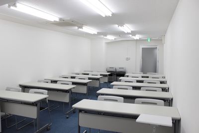スクール形式　前から - レンタルスペース 　パズル浅草橋 セミナールーム・貸し会議室3Cの室内の写真
