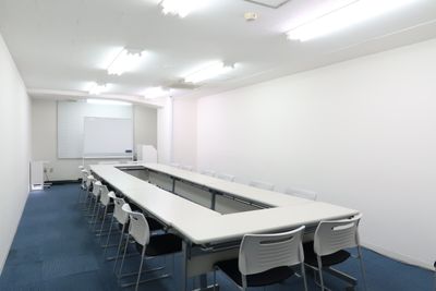 ロの字形式 16名 - レンタルスペース 　パズル浅草橋 セミナールーム・貸し会議室3Cの室内の写真