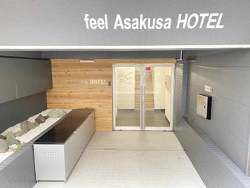 feel Asakusa Hotelと記載された玄関からお入りください。 - feel Asakusa STAY レンタルスペースの外観の写真