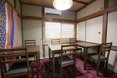 １階テーブル席／料亭のようなワークスペース。撮影、会議、食事会等にご利用いただけます。 - 東京・大島「アイビーカフェ大島」