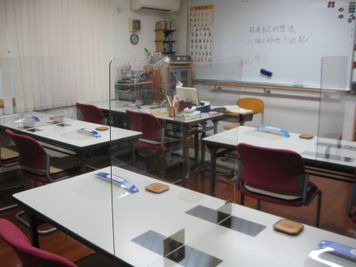 アクリル板のパーテーション設置 - 湘南中文學苑 2号館・中文學苑教室の室内の写真