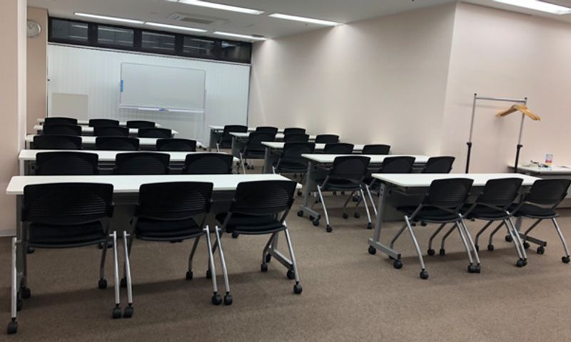 スクール形式
(2名席でゆったり20名) - NPD貸会議室 岡山駅前 フロアBの室内の写真