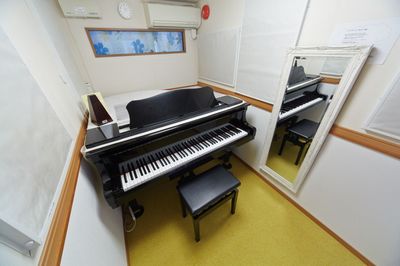 【南青山：表参道駅／渋谷駅】グランドピアノ有　骨董道りの防音室！音楽練習や合奏練習など、個室なのでリラックスしてご利用できます。 - フィアルサロン（南青山）