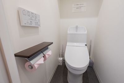 清潔なトイレです - feel Asakusa STAY レンタルスペースの室内の写真
