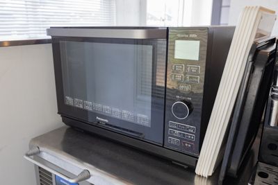 電子レンジです。オーブン機能付き。 - feel Asakusa STAY レンタルスペースの設備の写真