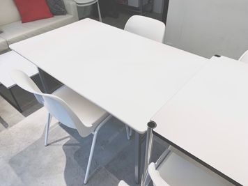 テーブルの拡張として、折りたたみ机を用意しています。 - feel Asakusa STAY レンタルスペースの設備の写真
