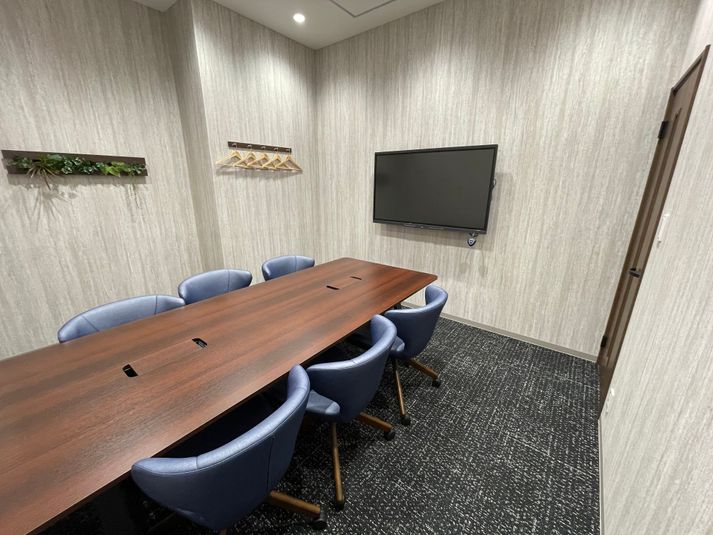 6名用会議室、大型モニターも設置、WEB会議に電子黒板としてご利用いただけます。 - BIZcomfort札幌 6名用会議室の室内の写真