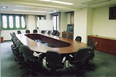 本格的なオーバルテーブルが用意された会議室 - 廣東會館倶樂部
