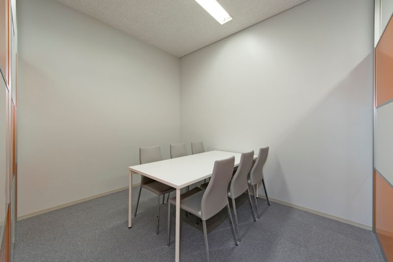 6名様でご利用いただける会議室です。 - 桜木町アントレサロン 6名会議室の室内の写真