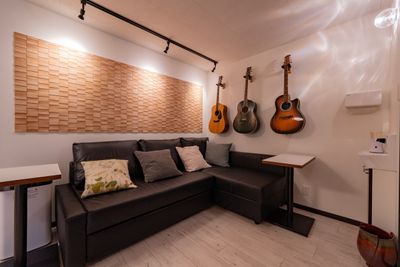 ソファーベッドですのでゴロゴロスペースに早変わり💛 - 防音レンタルスペース＆音楽スタジオ SLOWHAND®︎神戸 【防音室】パーティースペース・音楽スタジオの室内の写真