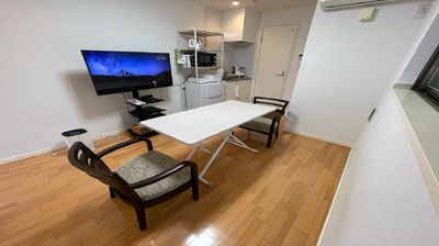 ガス圧昇降式テーブル（幅１２０㎝×６０㎝）（高さ調整可能最大70㎝）とカリモクのひじ掛け椅子を2脚ご用意しております。テレワーク・リモート会議等いかがでしょうか。 - ルームス フリー　多目的スペースの室内の写真