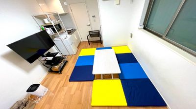 高反発マットレス座布団を9枚ご用意しておりますので、床に直接座って皆様で団らんができます。 - ルームス フリー　多目的スペースの室内の写真