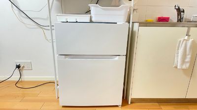 2ドア８７L冷凍冷蔵庫です。調味料等が入っておりますのでご自由にお使いください。 - ルームス フリー　多目的スペースの設備の写真
