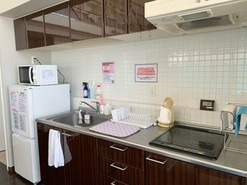 キッチン設備有り◎手拭きタオルもあります。(ご利用前に洗濯済み) - マイスペ+なんば テラス付きパーティースペースの設備の写真