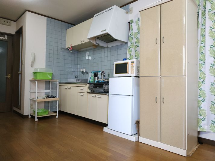 小型キッチン
ガステーブル２口＋グリル
冷蔵庫
電子レンジ(簡易オーブン付)
カセットコンロ
食器
調理器具 - Reborn キッチンスペースLの室内の写真