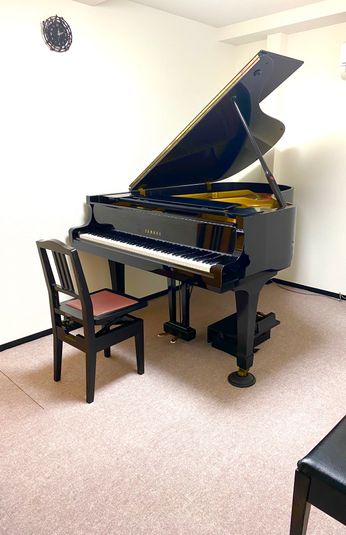 グランドピアノ1台の部屋。 - ピアノレンタルルーム【ムジカ】 グランドピアノYAMAHA-C3サイズの練習室の室内の写真