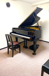 グランドピアノYAMAHA_C3で練習やリハーサルができる - ピアノレンタルルーム【ムジカ】