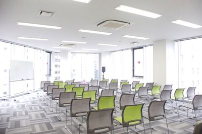 貸会議室TimeOffice名古屋 TimeH スクール型  最大42名利用可（85㎡） の室内の写真