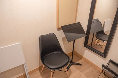 Aスタジオ：椅子１・譜面台１・ピアノ椅子１ - ワオン・スタジオ 横浜 Cスタジオ（電子ピアノ２畳）の室内の写真