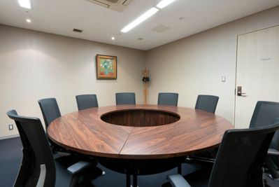 円形会議室　丸く囲める珍しいタイプとして人気　WIFI無料　ドリンク付き - コンファレンススクエア エムプラス