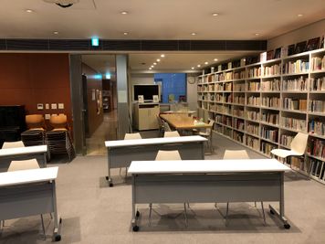 九州日仏学館 メディアテークの室内の写真