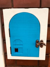 青いインターホンの入り口です - まるごと一軒家レンタルスペース『wonder life』 【まるごと一軒家レンタル🌟横浜 西谷駅】『ワンダーライフ』の入口の写真