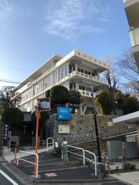 外観（旧校舎） - アンスティチュ・フランセ東京 F-211教室の入口の写真