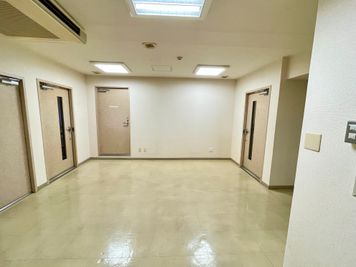 【会議室のドアは密閉型のため、周囲の音が聞こえにくく、中のお話し声が外に漏れにくいです】 - TIME SHARING四谷 8Cの室内の写真