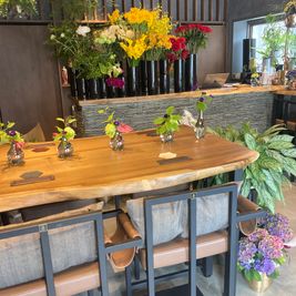 〜花と植物に囲まれた空間〜
仕入れの状況によりますが店内には花と植物に囲まれております。 - FLOWERS & RETREAT ENKI 隠れ家的レンタルスペースの室内の写真