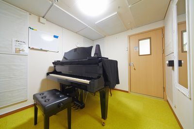 グランドピアノがある防音室 - パンテサロン【無料WIFI】 防音室Ａ【駅前１分】グランドピアノの室内の写真