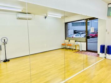 大型ミラー設置（縦1.8m×横4.5m） - レンタルスタジオベリー味噌天神店 ダンススタジオの室内の写真