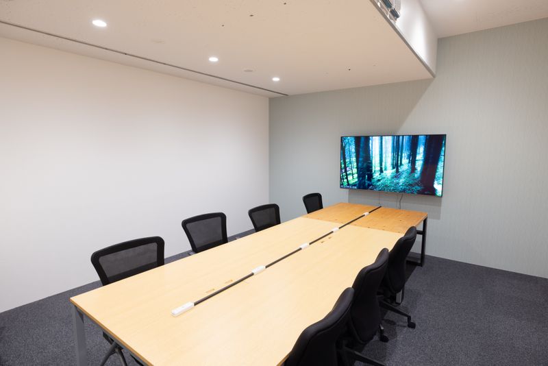 大会議室　3,300円/時間
今なら期間限定　2,750円/時間 - 横浜ワークスペースの室内の写真
