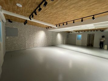 照明は前列、後列の切り替えができ、調光可能です。 - LYNX.ダンススタジオ LYNX.ダンススタジオ　 世田谷松原の室内の写真