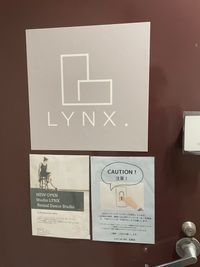 入口には看板があります。鍵はスマートロックになっておりますので、予約時には開錠番号をお知らせします。 - LYNX.ダンススタジオ LYNX.ダンススタジオ　 世田谷松原の入口の写真