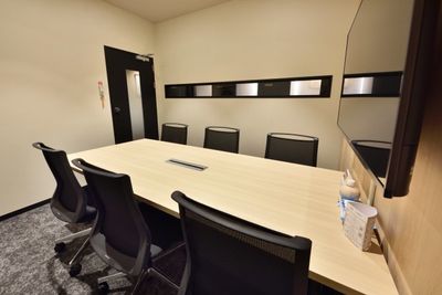 H¹T品川シーサイド（サテライト型シェアオフィス） 会議室(6名)の室内の写真
