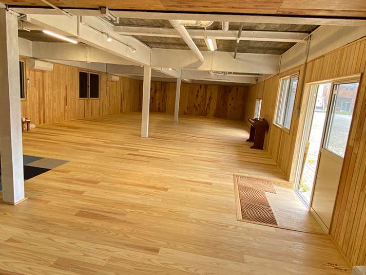 石巻産の杉材100%使用した壁と床は、赤ちゃんから大人まで多用途にお使いいただけます。ダンサーからは床をよく褒められます。 - アートシェアスタジオちゃちゃちゃの室内の写真