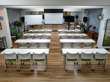 テーブル8台、28名着席レイアウト例 - ヨリアイ大和田 レンタルスタジオの室内の写真